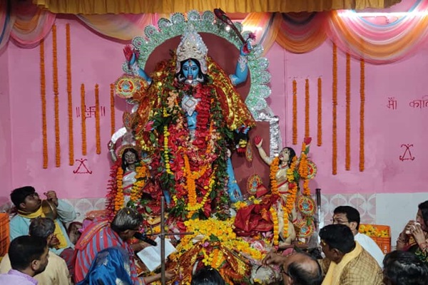 Gua : गुवा स्टेशन कॉलोनी और हिरजी हाटिंग में मां काली की पूजा धूमधाम से संपन्न, भक्तिमय माहौल में उमड़े हजारों श्रद्धालु