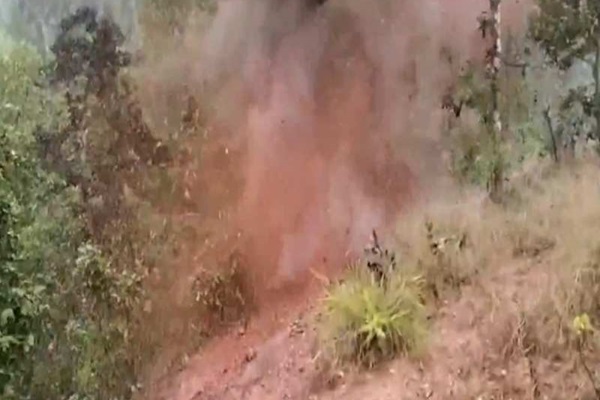 Chaibasa : सारंडा में नक्सलियों की दहशत फिर लौटी: लैंडमाइन विस्फोट से सड़क उड़ी, ग्रामीण दहशत में