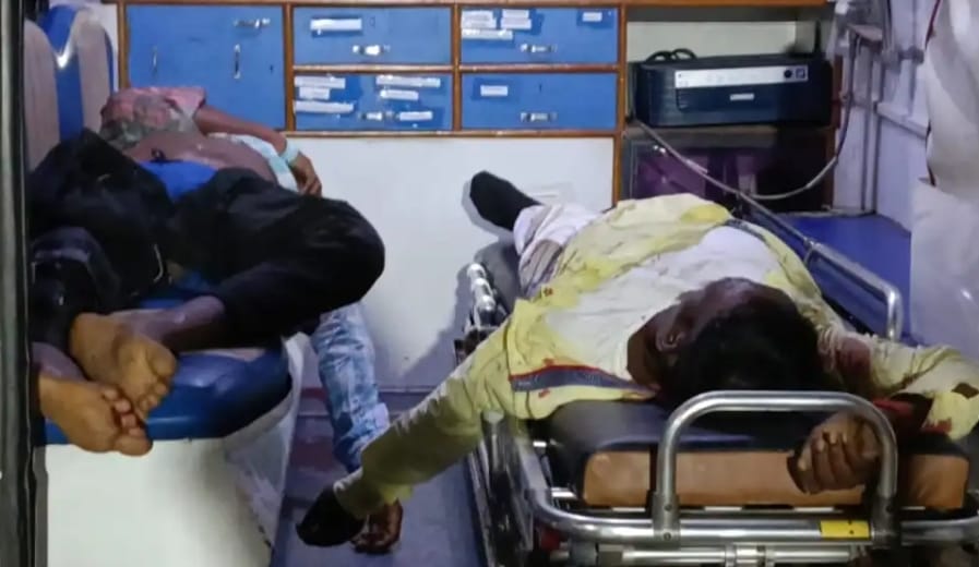 Road Accident : सड़क दुर्घटना में बाइक सवार दो की मौत, भोलाडीह के पास अज्ञात वाहन ने मारी टक्कर