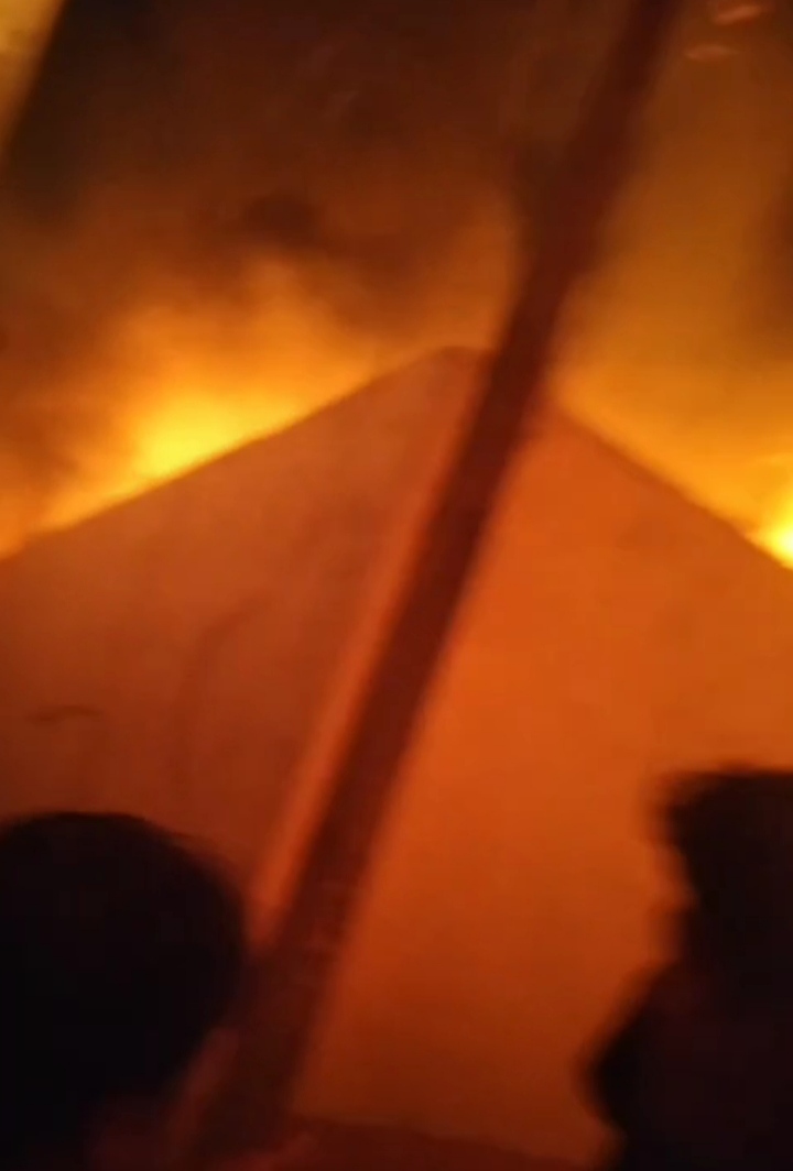 Breaking : जुगसलाई में पीवीसी गोदाम में लगी भीषण आग, लाखों की संपत्ति जलकर खाक