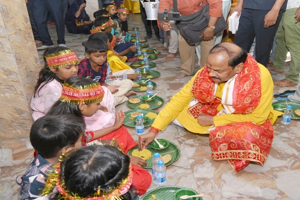 Jamshedpur : महानवमी पर पूर्व मुख्यमंत्री रघुवर दास और विधायक पूर्णिमा दास साहू ने किया कन्या पूजन
