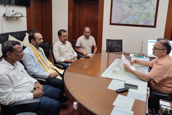 Khadagpur : जमशेदपुर सांसद विद्युत वरण महतो ने डीआरएम खड़गपुर से की मुलाकात, रेलवे विकास पर हुई महत्वपूर्ण चर्चा