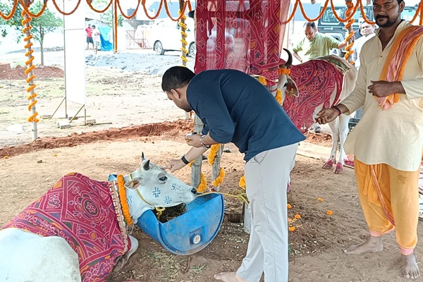 Chakulia : ध्यान फाउंडेशन में झामुमो प्रवक्ता कुणाल षड़ंगी ने की गौसेवा