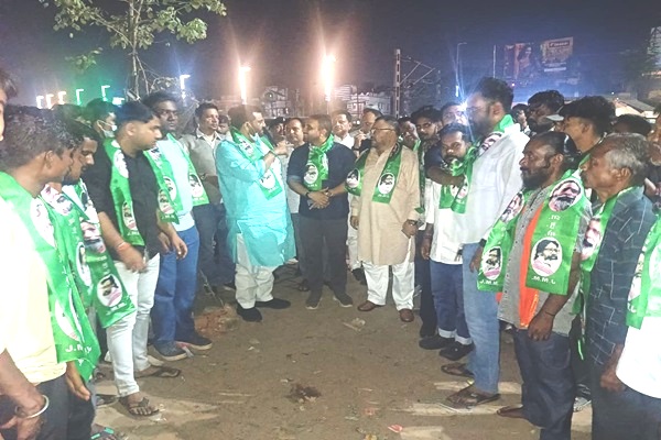 Ghatsila : झामुमो के साथ जुड़े सैकड़ों युवा, मंत्री हफीजुल हुसैन और कुणाल षड़ंगी ने किया स्वागत