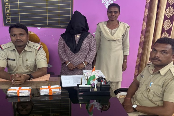 Jamshedpur : ज्वेलर्स की दुकान से सोना चोरी करते महिला गिरफ्तार