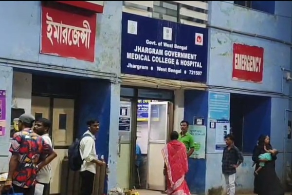 Jhadgram : झाड़ग्राम मेडिकल कॉलेज में इलाज के अभाव में नाबालिग की मौत, परिजनों का हंगामा