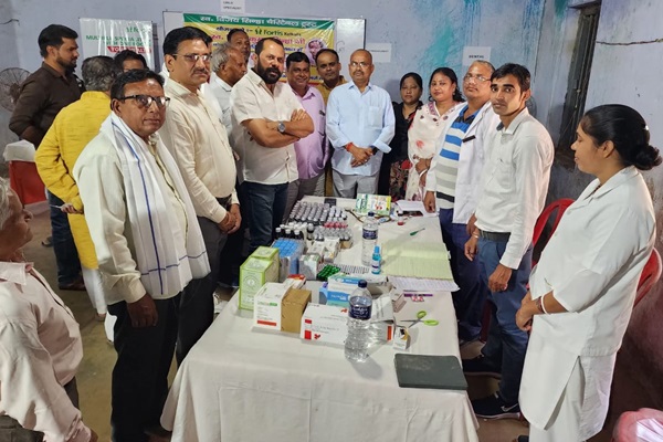 Jamshedpur : स्वर्गीय विजय सिन्हा की पुण्यस्मृति में जुगसलाई में निःशुल्क स्वास्थ्य जाँच शिविर