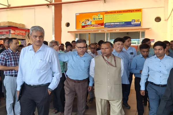 Khadagpur : खड़गपुर मंडल में रेलवे बोर्ड DG सुरक्षा हरि शंकर वर्मा का निरीक्षण, सुरक्षा मानकों की समीक्षा