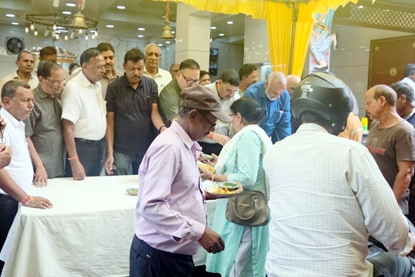 Jamshedpur : साकची शिव मंदिर में चार हजार श्रद्धालुओं ने ग्रहण किया प्रसाद