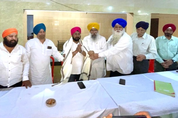 Jamshedpur : साकची गुरुद्वारा कमिटी ने कांग्रेस जिलाध्यक्ष परविंदर सिंह का किया सम्मान