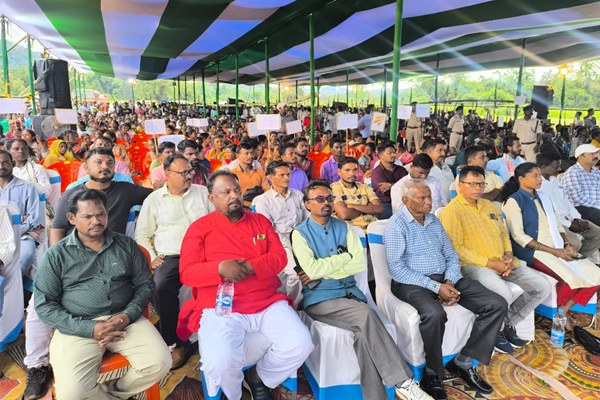 Gua : सारंडा सेंचुरी पर ग्रामीणों की गूंज: रोवांम फुटबॉल मैदान में आम सभा, तीर-धनुष उठाकर आदिवासियों ने जताया विरोध