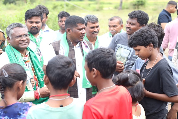 Ghatsila : बारिश की फुहारों में भी नहीं थमी झामुमो की रफ्तार, सोमेश सोरेन के समर्थन में उमड़ा जनसैलाब