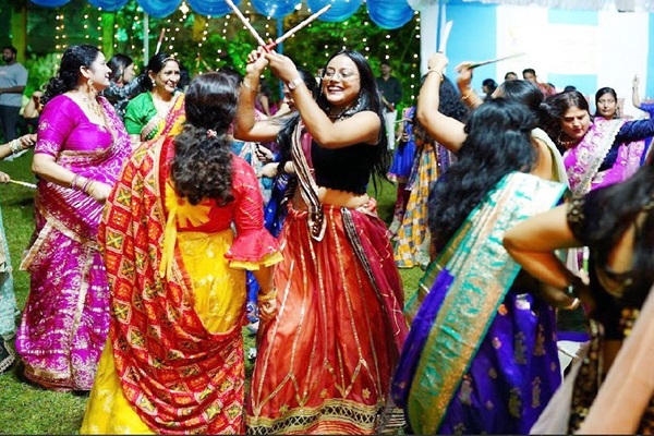 Jamshedpur : सुंदरनगर में डांडिया नाइट पर थिरकी महिलाएं और युवतियां