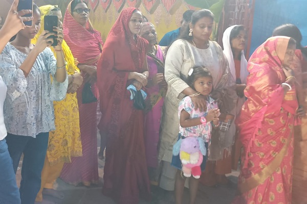 Jaudgoda : यूसिल कॉलोनी में मां काली की भव्य विदाई, सीएमडी की पत्नी शिल्पा राव ने की पूजा-अर्चना और सिंदूर दान