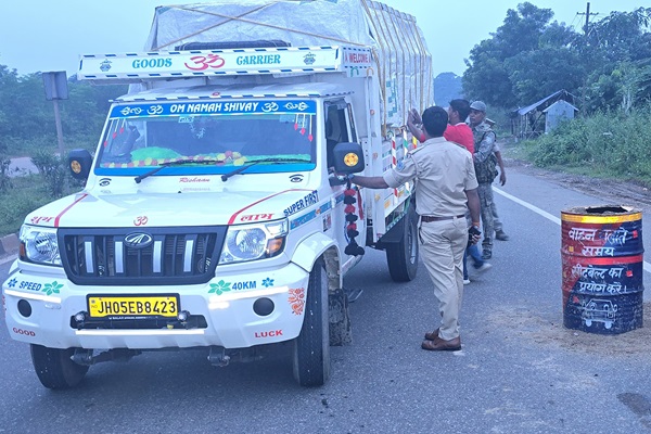 Baharagoda : घाटशिला उपचुनाव : बहरागोड़ा सीमा पर वाहनों की सघन जांच, पुलिस ने बढ़ाई चौकसी
