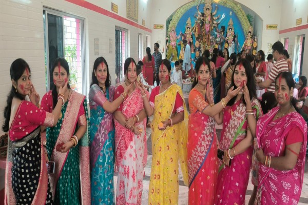 Bahragora: सिंदूर खेला के साथ मां दुर्गा को भावभीनी विदाई, बहरागोड़ा में भक्ति और उत्साह का अद्भुत संगम