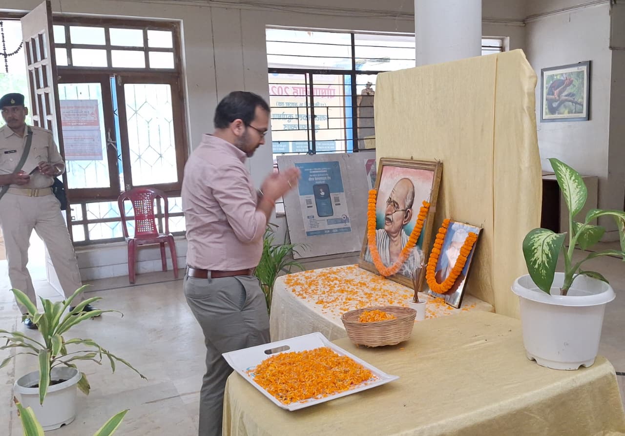 Saraikela: महात्मा गांधी और लाल बहादुर शास्त्री की जयंती पर DC-SP ने दी श्रद्धांजलि