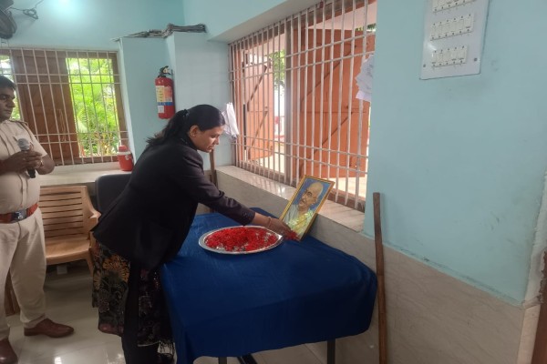 Saraikela: गांधी जयंती पर जिला कारा में विधिक जागरूकता व स्वास्थ्य शिविर का आयोजित