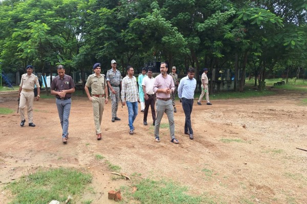 Saraikela: DC-SP ने किया सिदो–कान्हू पार्क का निरीक्षण, जीर्णोद्धार कार्यों पर जोर
