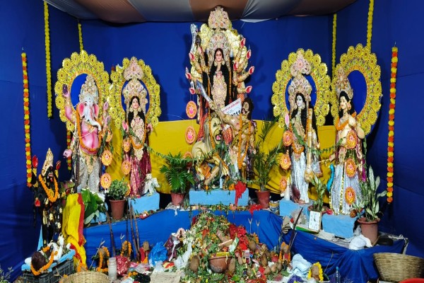 Jamshedpur: जमशेदपुर का अनोखा पूजा पंडाल, यहाँ पूजा की कमान संभालती हैं सिर्फ महिलाऐं