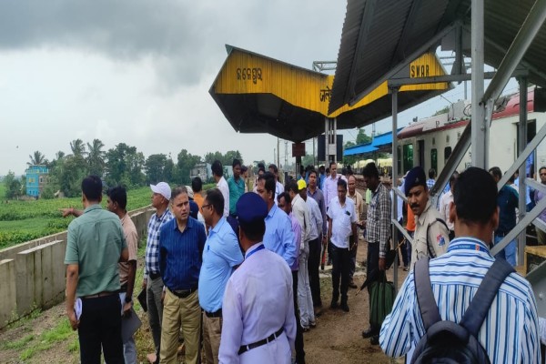 Kharagpur: अमृत स्टेशन योजना की रफ्तार का जायजा लेने निकले DRM, यात्रियों की सुविधा रही केंद्र में