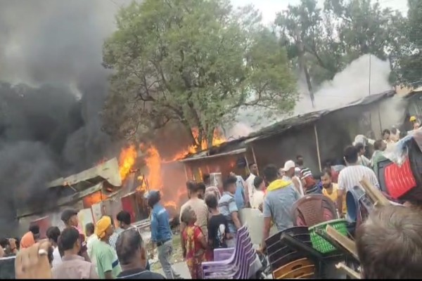 Bokaro : बोकारो में शॉर्ट सर्किट से लगी आग ने बाजार में मचाया हाहाकार, लाखों की संपत्ति जलकर राख