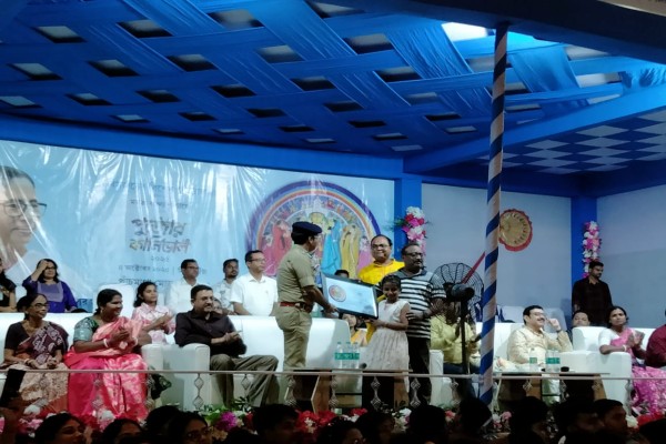 Jhargram: प्रशासन और पुलिस के सहयोग से सफल हुआ झाड़ग्राम दुर्गा पूजा कार्निवल, 13 पूजा समितियों ने लिया भाग