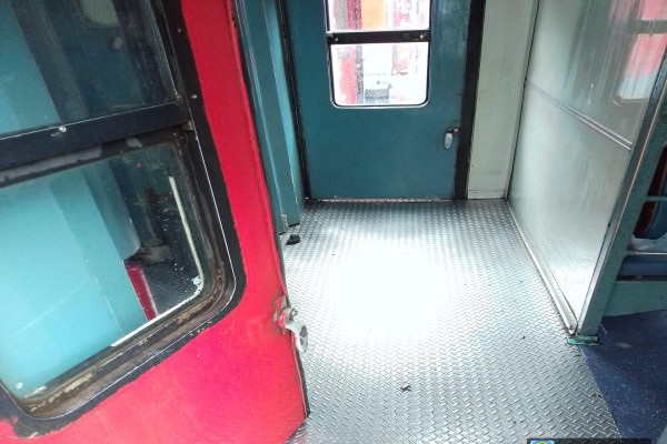 Jhargram: दक्षिण पूर्व रेलवे का सफाई अभियान, ट्रेनों में स्वच्छता और यात्रियों की सुविधा पर जोर