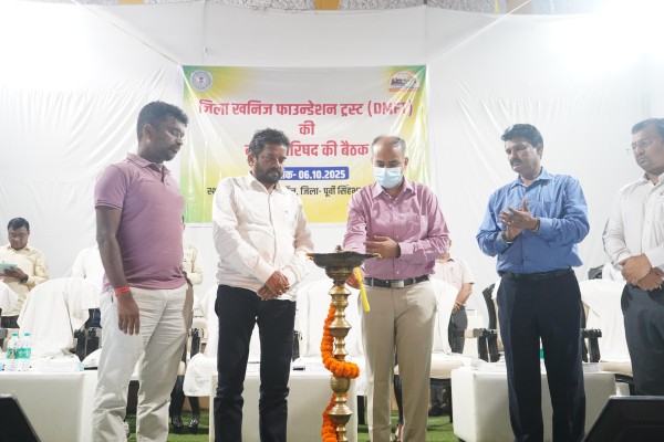 Jamshedpur: DMFT की बैठक में विधायक और मुखियागण हुए शामिल, खनन प्रभावित क्षेत्रों के विकास पर जोर