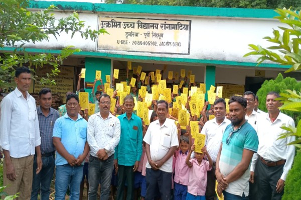 Jadugora: संथाली बच्चों की पढ़ाई में नई उम्मीद, डुमरिया में ओलचिकी किताबों का वितरण