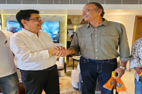 Deoghar: अंतरराष्ट्रीय क्रिकेट कमेंटेटर चारू शर्मा पहुंचे देवघर, खिलाड़ियों के विकास पर की चर्चा