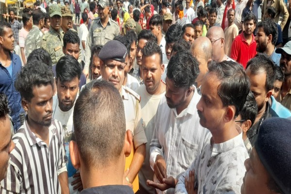 Jamshedpur: पारडीह चेकपोस्ट पर जोरदार हंगामा, ट्रैफिक पुलिस से भिड़े मजदूर
