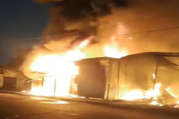 Jamshedpur: रात 3 बजे बागबेड़ा में शॉर्ट सर्किट से लगी भीषण आग, लाखों का नुकसान