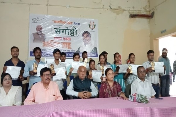 Narayana ITI में मनाई गई J. P. नारायण एवं प्रेमचंद की पुण्यतिथि, टॉपर छात्र हुए सम्मानित