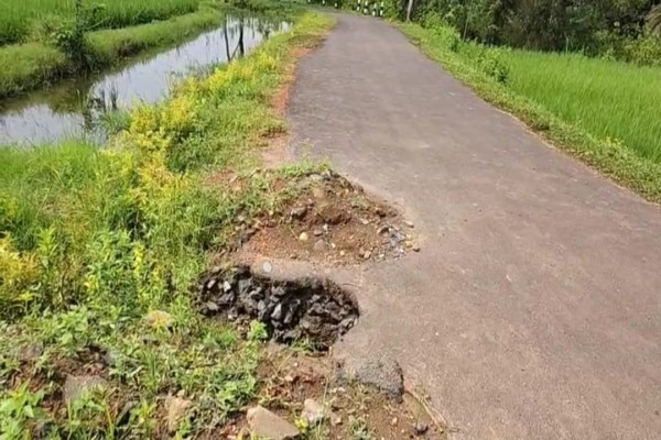 Jhargram: झाड़ग्राम में सड़क निर्माण में फिर विवाद, ग्रामीणों ने ठप किया निर्माण कार्य
