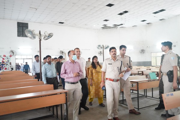 Jamshedpur: DC -SSP ने कॉपरेटिव कॉलेज का किया निरीक्षण, EVM रिसिविंग और डिस्पैच की तैयारियाँ पूरी
