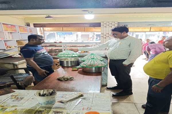 Saraikela: त्योहार से पहले खाद्य प्रतिष्ठानों का औचक निरीक्षण, गुणवत्ता और स्वच्छता पर विशेष ध्यान