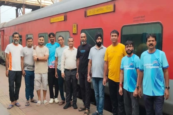 Jamshedpur: जमशेदपुर रनजीनियर्स और रोड रनर्स दिल्ली के लिए हुए रवाना, हाफ मैराथन में लेंगे भाग