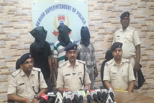 Jamshedpur: एंट्री क्राइम चेकिंग अभियान के दौरान चोरी की बाइक के साथ तीन अपराधी गिरफ्तार