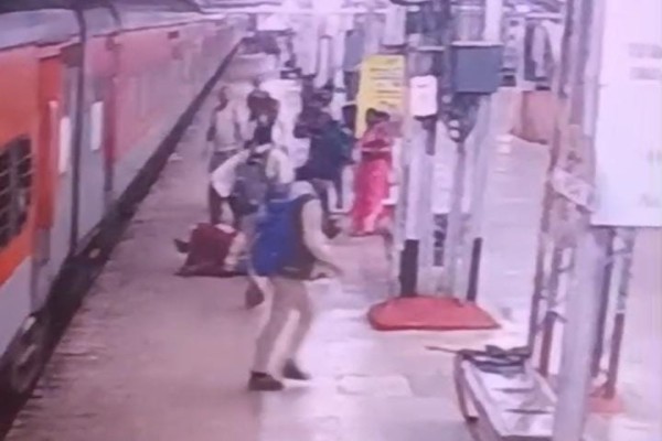 Kharagpur: ट्रेन में चढ़ने के दौरान प्लेटफॉर्म पर फिसली महिला, RPF ने बचाई जान