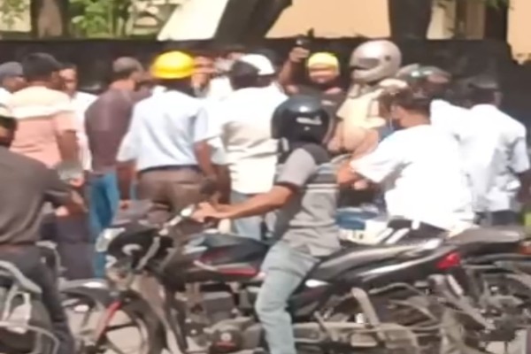 Jamshedpur: चेकिंग के दौरान स्कूटी सवार महिला को पुलिस ने दिया धक्का, हंगामा शुरू होता देख भागे
