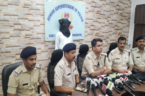 Jamshedpur: एंटी क्राइम चेकिंग में बाइक सवार युवकों से पिस्टल बरामद, नाबालिग समेत दो गिरफ़्तार