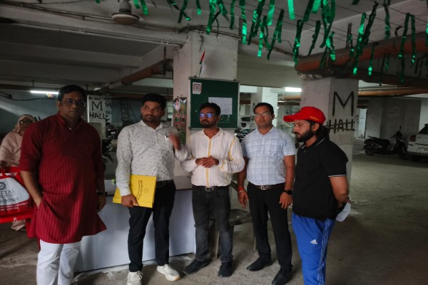 Jamshedpur: सड़क किनारे कचरा फेंकने वालों पर चला नगर निगम का डंडा, वसूला जुर्माना