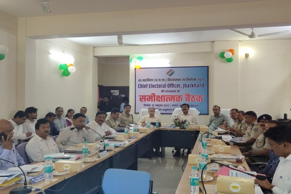 Ghatshila: उपचुनाव की तैयारियों के लिए मुख्य निर्वाचन पदाधिकारी ने की बैठक, मॉडल बूथ और एश्योर्ड फैसिलिटी पर जोर