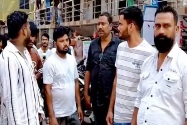 Jamshedpur: मशीन में फंसा ATM कार्ड और खाते से गायब हुए लाखों रुपये, बैंक से शिकायत