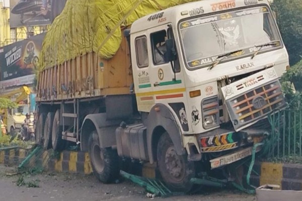 Jamshedpur: बिस्टुपुर में ब्रेक फेल ट्रेलर की डिवाइडर से जोरदार टक्कर, ट्रैफिक बाधित