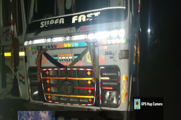 Saraikela: सरायकेला में अवैध बालू परिवहन पर प्रशासन की सख्त कार्रवाई, वाहन जब्त