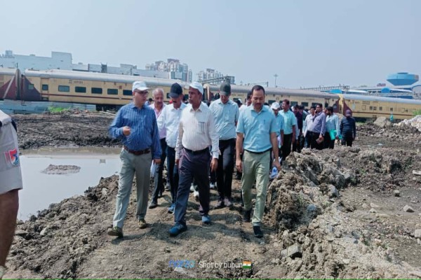 Kharagpur: दक्षिण पूर्व रेलवे के GM अनिल मिश्रा ने किया शालीमार व संतरागाछी स्टेशनों का निरीक्षण
