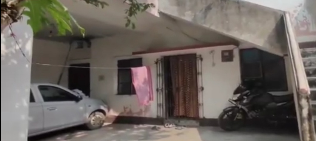 Jamshedpur: रात में छत तोड़कर घर में घुसे चोर, जेवर-मोबाइल और नकद लेकर हुए फरार