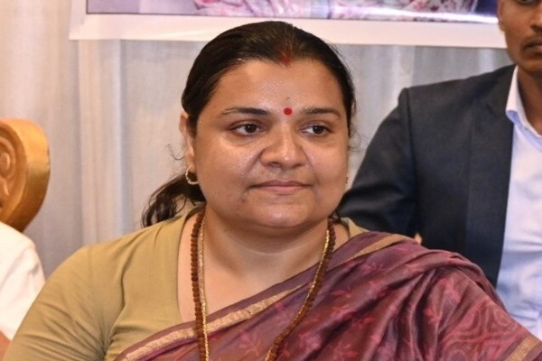 Bokaro: विधायक मद से बन रही सड़क पर भ्रष्टाचार के आरोप, पत्थर की जगह डस्ट का हो रहा उपयोग